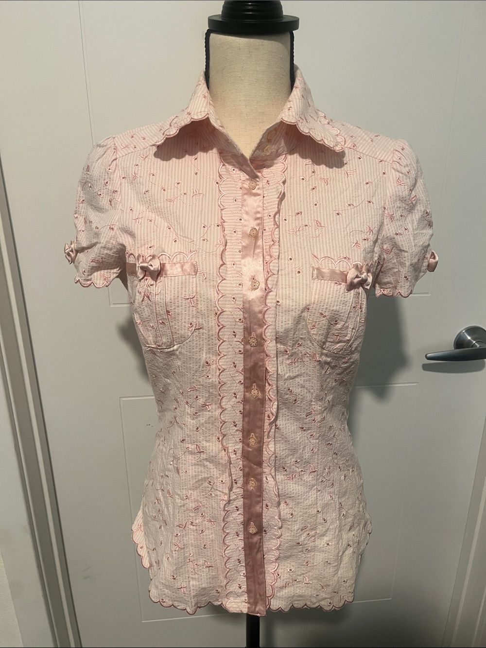 Y2K Bebe Scalloped Pink Button-Front Bow Pockets Shirt Cottagecore Coquette